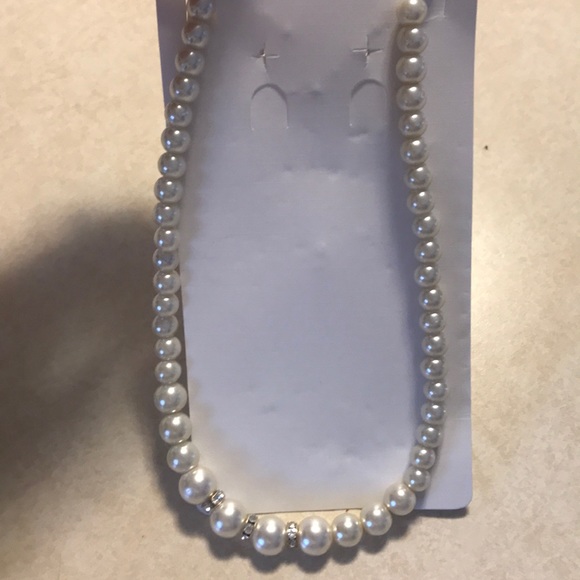 Pearl Necklace with Gold Gift Box - Picture 5 of 5